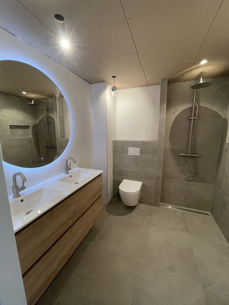 Langiustegelwerken.nl - Uw partner voor badkamerrenovaties, vloerverwarming, stukadoor & loodgieter werkzaamheden - Badkamer renovatie Wageningen