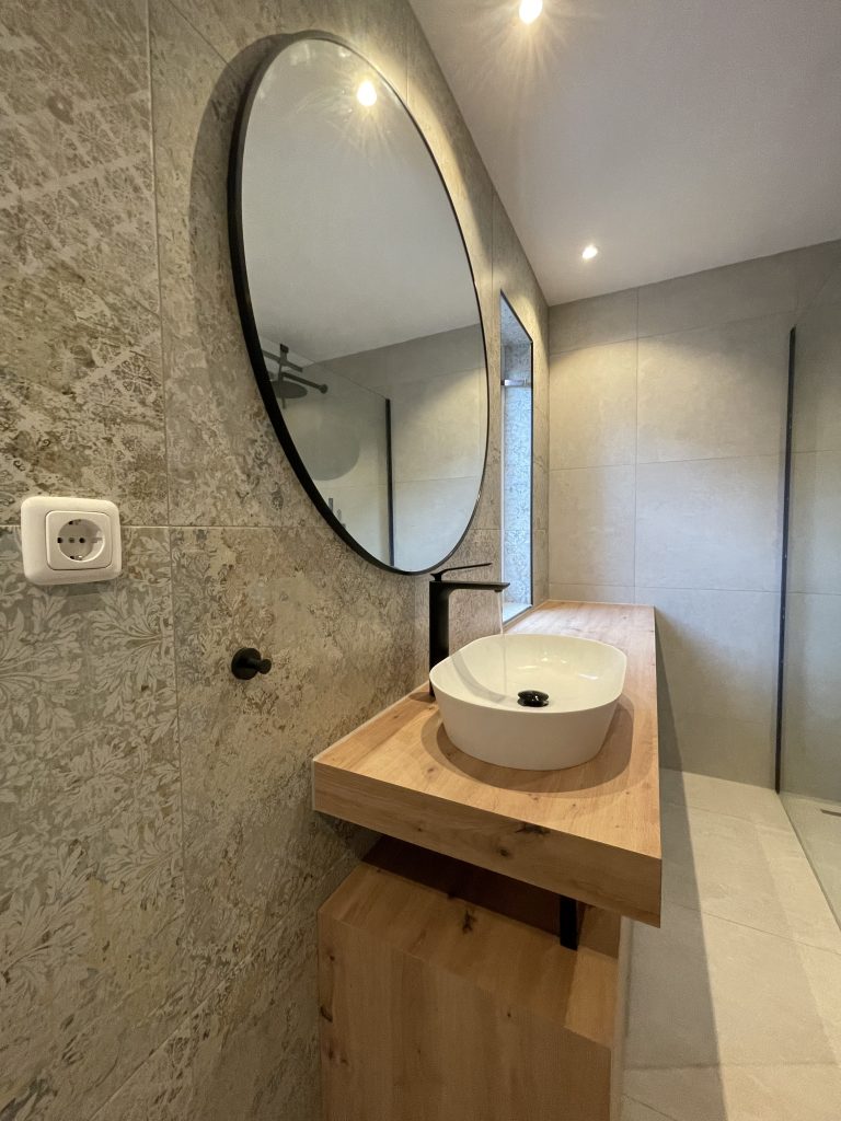 Langiustegelwerken.nl - Uw partner voor badkamerrenovaties, vloerverwarming, stukadoor & loodgieter werkzaamheden - Badkamer renovatie Renkum